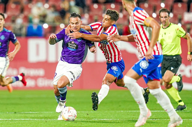 Roque Mesa intenta escapar del agarrón de Ramón Terrats. GIRONA F. C. 1 REAL VALLADOLID C. F. 0. 18/09/2021. Campeonato de Liga de 2ª División, jornada 6. Girona, estadio Municipal de Montilivi. GOLES: 1-0: 60’, Stuani, de penalti.