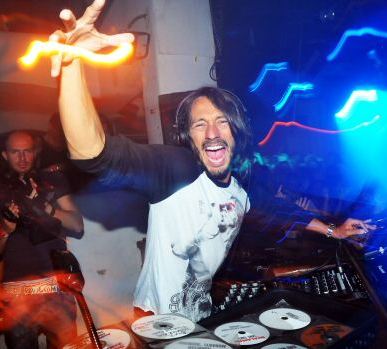 Foto de Bob Sinclar de DJ en una fiesta