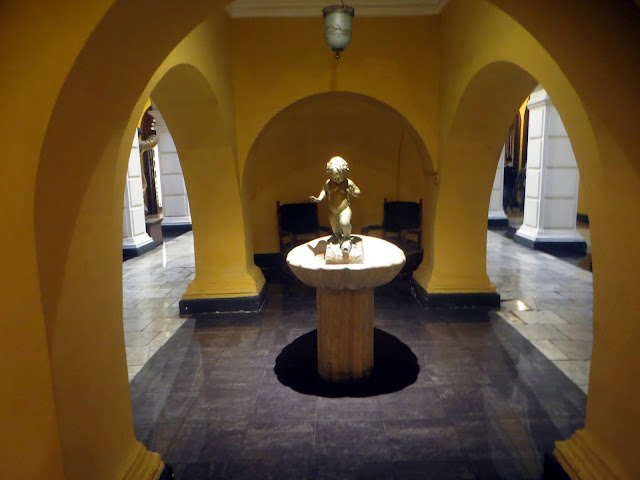 Palacio Arzobispal de Lima - Pila Bautismal debajo de las escaleras principales