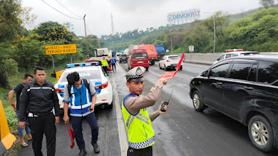 Mobil Truk Terguling Di Tol Cipularang, Sopir dan Kernet Kabur