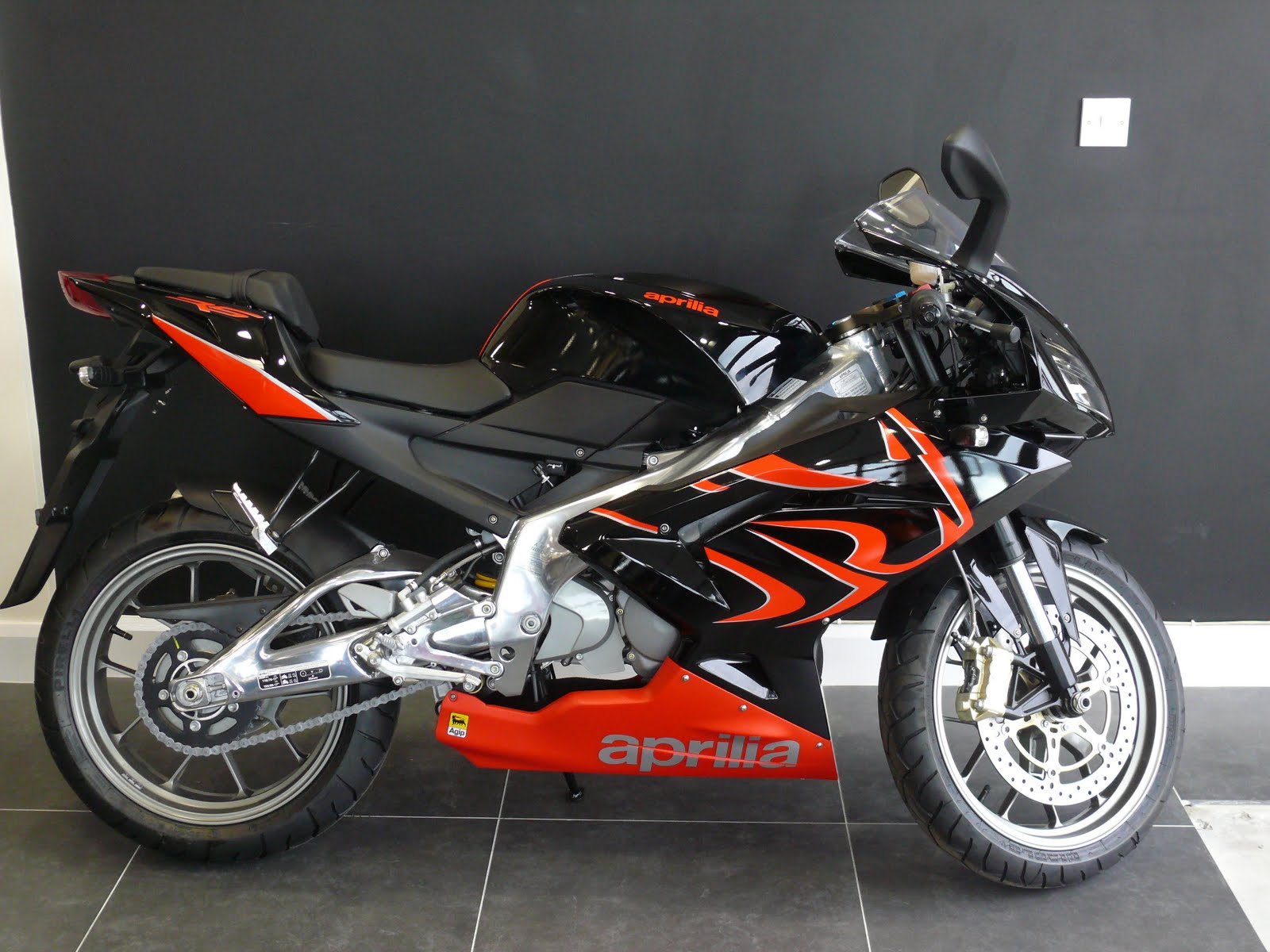 2013 yamaha r1 black aprilia 125 2009