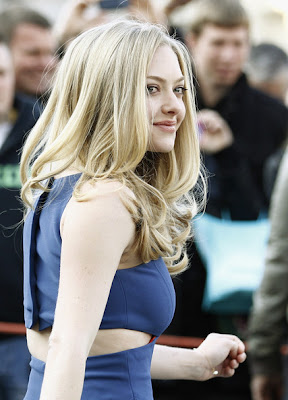 Amanda Seyfried Long Curls Hairstyle