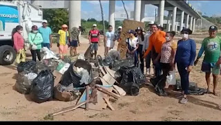 Populares retiraram quantidade que encheu um caminhão de lixo do rio Piranhas em São Bento