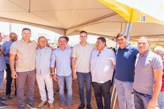 Lucas Ribeiro entrega unidades habitacionais em Sumé e recebe Título de Cidadão de Zabelê