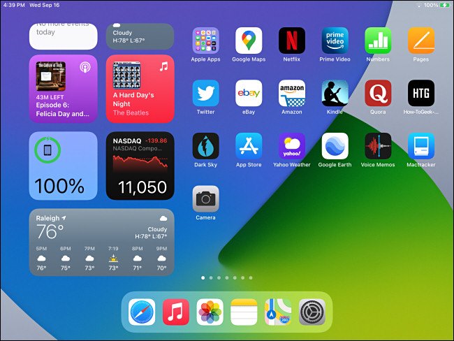 شاشة iPadOS 14 الرئيسية مع أدوات عرض اليوم مرئية.