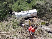 *VUELCA OTRA PIPA DE TRANSPORTE DE GASOLINA, ESTA EN LA FEDERAL IGUALA – ALTAMIRANO, MUERE EL CONDUCTOR*