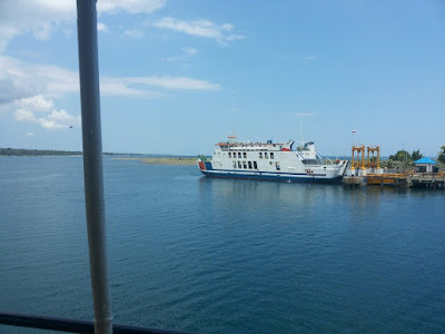 Pelabuhan Lembar dari seberang jalan raya Sekotong menuju Gili Sudak