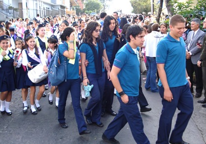 JovenesestudiantestambienparticiparonenlabienvenidadeDonBoscoenelLiceoMaAuxiliadora