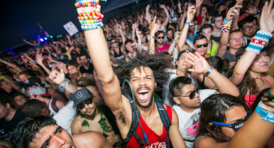 http://i.huffpost.com/gen/1238016/thumbs/o-WAVEFRONT-MUSIC-FESTIVAL-2013-PHOTOS-facebook.jpg