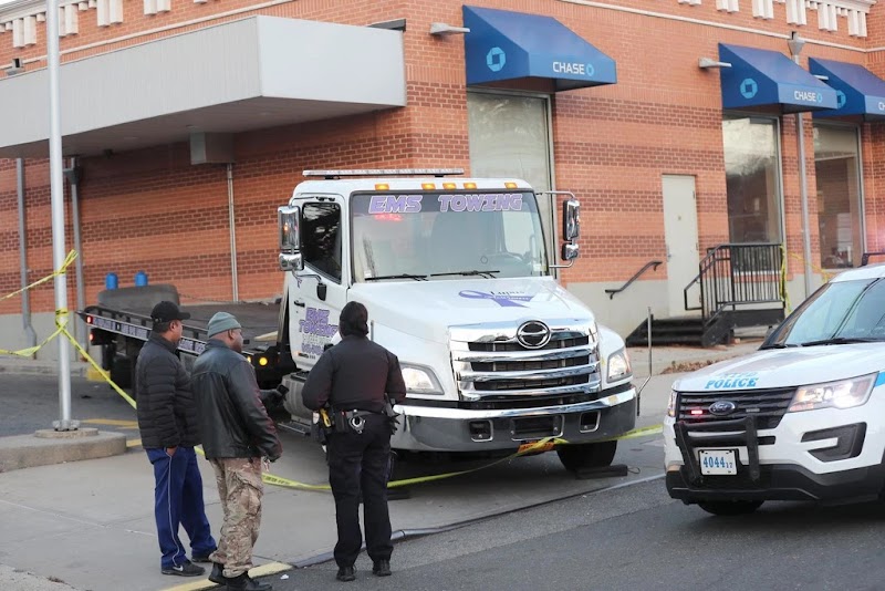 Buscan atracadores enmascarados que fracasaron en robo de cajero automático del Chase en Queens 