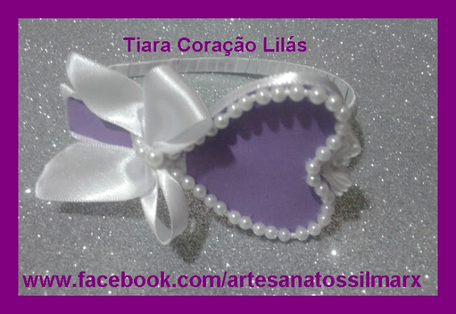 Tiaras confeccionadas borracha EVA em forma de coração, decoradas com fita de cetim e pérolas e laço de fita. 