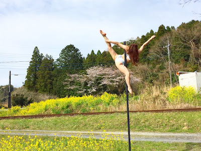 ポールダンス ダンス ポートレート 鉄子 花のある生活 フラワーアート お花が好き お外でポールダンス 千葉 市原 電車とポールダンス 親子体験 小湊鉄道 小湊鐵道 菜の花 ママダンス 親子 親子ダンス 美脚 美活 モデル ダンサー 習い事 趣味 腹筋女子 筋肉女子 ボディメイク 美尻 腹筋 女性が活躍