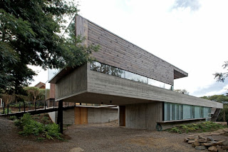 fachada de madera en casa de campo