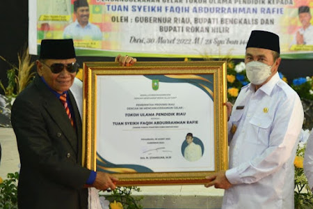   Tuan Syeikh Faqih Abdurrahman Rafie Terima Gelar Tokoh Ulama Pendidik Riau