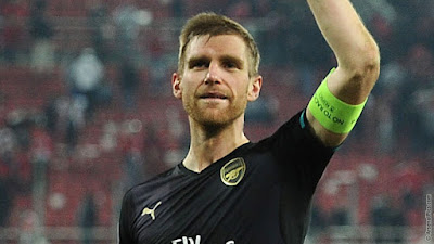 Mertesacker Discussea Players' Dressing Room Attitude and Season Target