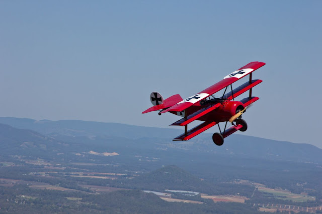 Triplano Fokker del Barón Rojo surcando los aires