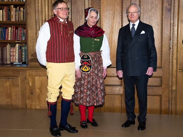 Queen Silvia wore a fuchsia pink jacket and a fuchsia turtle neck sweater, and black skirt. The Federation of Swedish Farmers