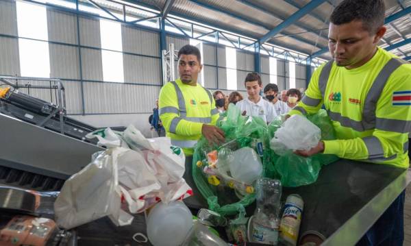 Empresa en Costa Rica transforma desechos plásticos en productos para la construcción