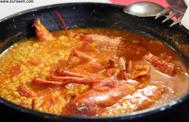 Paellera con un arroz con bogavante para dos personas