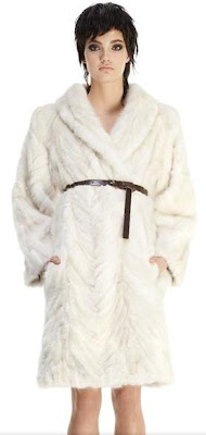 Este casaco branco é todo feito em pele de vison. Vem com um sinto marrom de couro e é muito bem-vindo nas temporadas de inverno e viagens à Europa. Ele custa R$17.978,00.