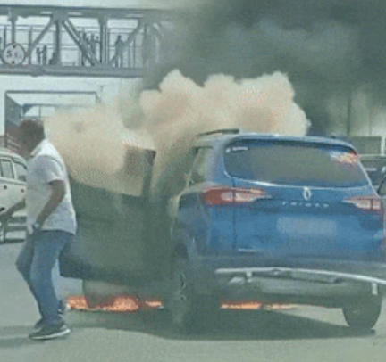  At the Delhi-Meerut Expressway, a moving car catches fire; the driver escapes unharmed