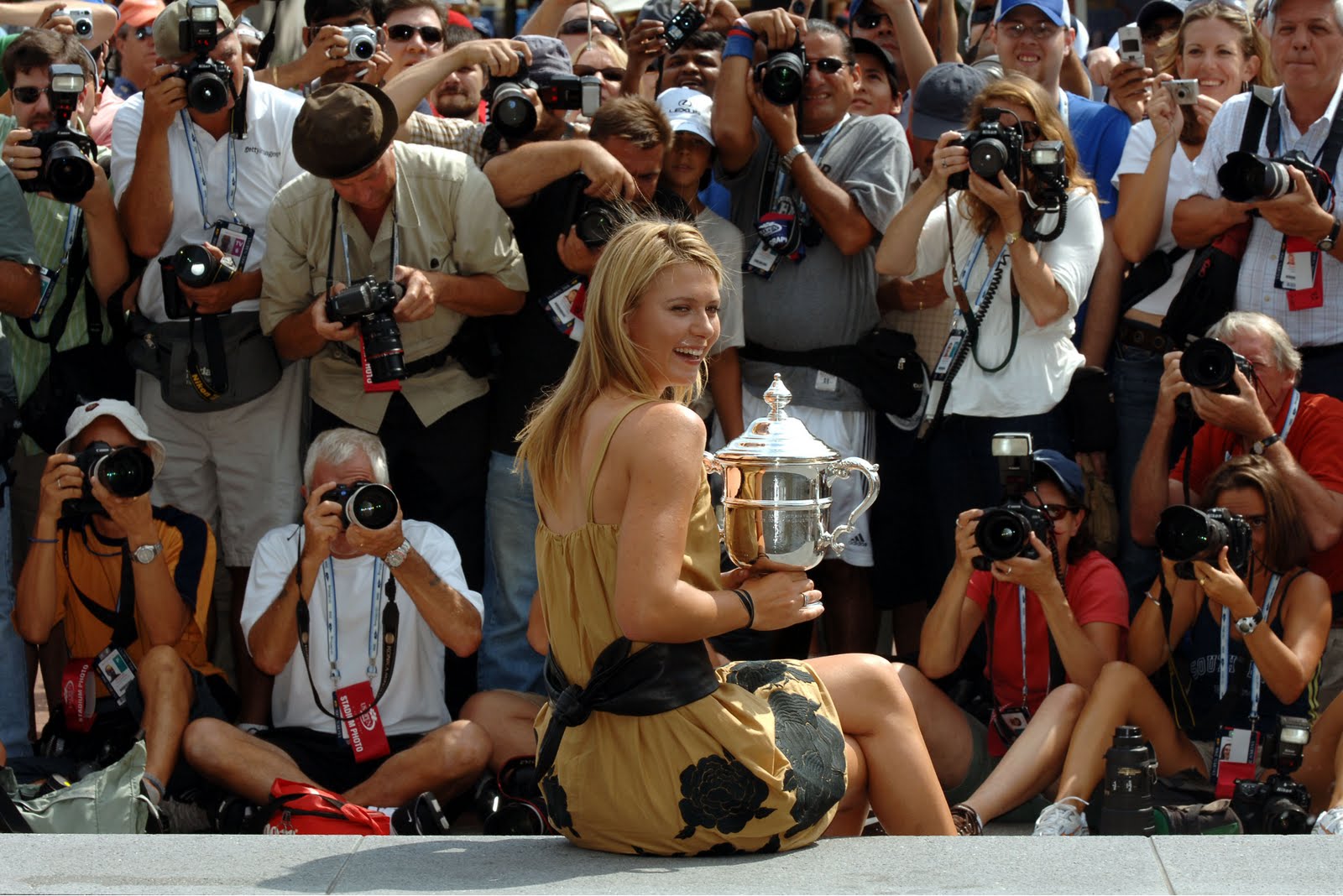 Welcom to Wallpaper: Maria Sharapova with her US Open trophy in New ...