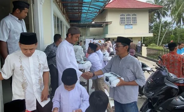 Penyerahan nasi kotak Jumat Berkah dari Andre Rosiade untuk jamaah Masjid Baiturrahim, Jorong Baringin, Nagari Baringin, Lima Kaum, Tanah Datar.