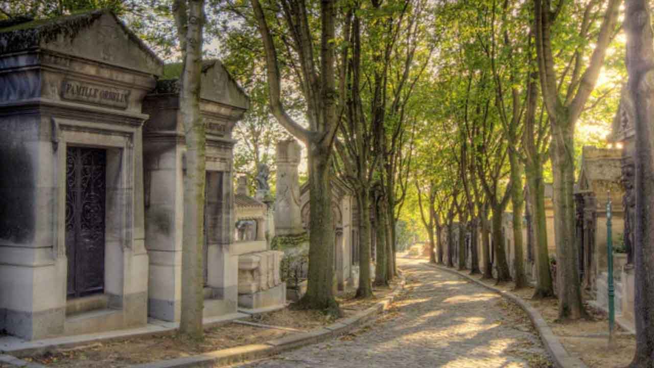 As histórias em torno do Cemitério do Père-Lachaise, local onde está sepultado Jim morrison