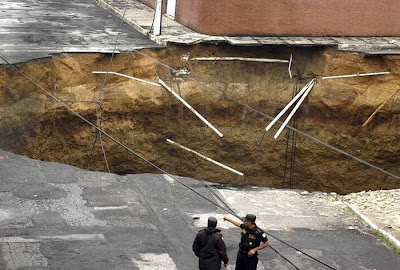Guatemala Sinkholes on Amazing Giant Sinkhole In Guatemala City Seen On Coolpicturegallery