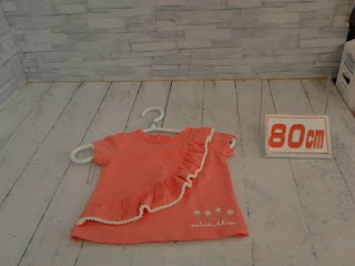 中古品　子供服　８０ｃｍ　サーモンピンク　肩から裾にかけてフリル　半袖トップス　３３０円