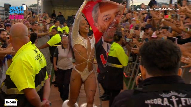 Pabllo Vittar ergue bandeira com foto de Lula e puxa coro "Fora, Bolsonaro”