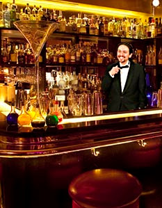 Pablo Iglesias vestido de barman