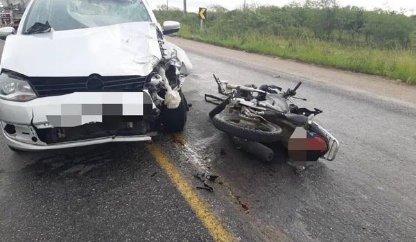 CARRO INVADE CONTRAMÃO E DEIXA MOTOCICLISTA MORTO EM ACIDENTE BR-423 EM SÃO CAETANO