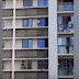 مشهد صادم لطفلين يلعبان على حافة نافذة بالطابق الـ 11 (فيديو)
