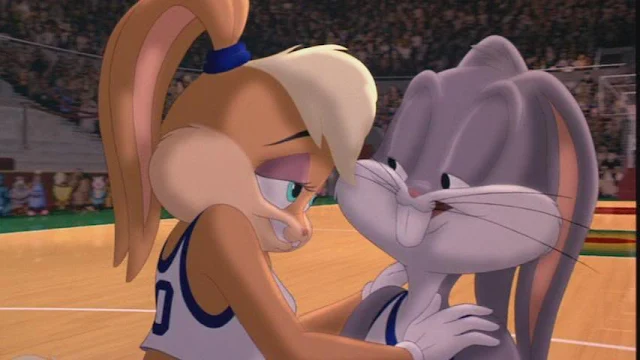 Lola Bunny y Bugs Bunny abrazados.