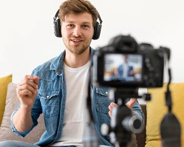 25 Daily Vlogging Tips for Beginners: A Comprehensive Guide to Kickstart Your Journey