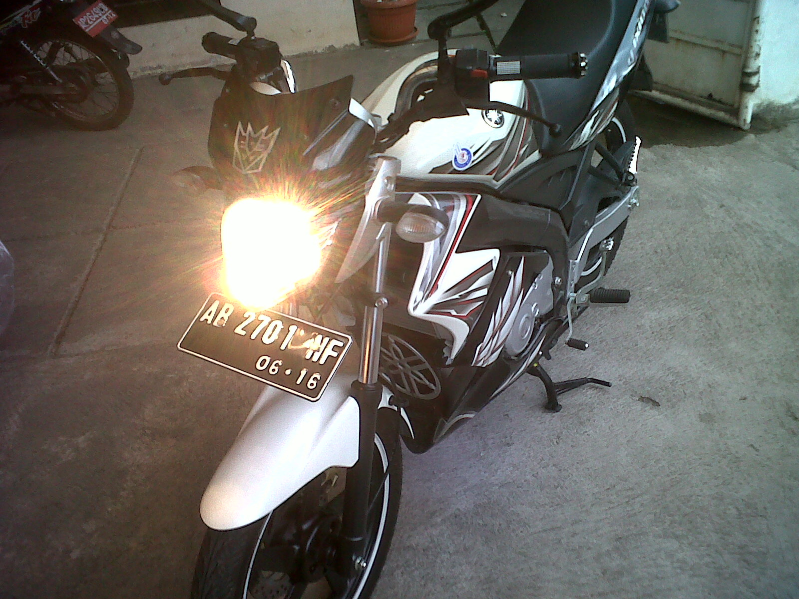 Download Kumpulan Modif Cutting Sticker Vixion Putih Terbaru Botol