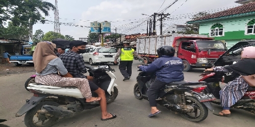 Hindari Kemacetan, Unit Lalulintas Polsek Menes Polres Pandeglang Turun Kejalan 