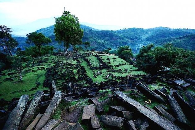 7. A PIRÂMIDE DESAFIADORA DE GUNUNG PADANG