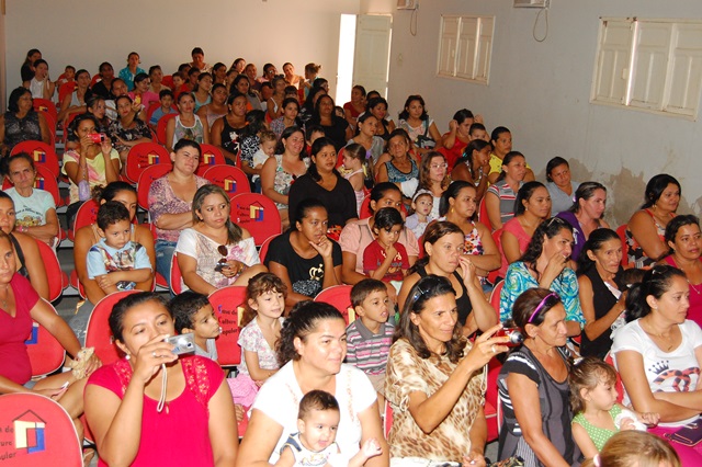 Festa alusiva ao Dia das Mães é realizada na Creche Dina Nunes de Brito