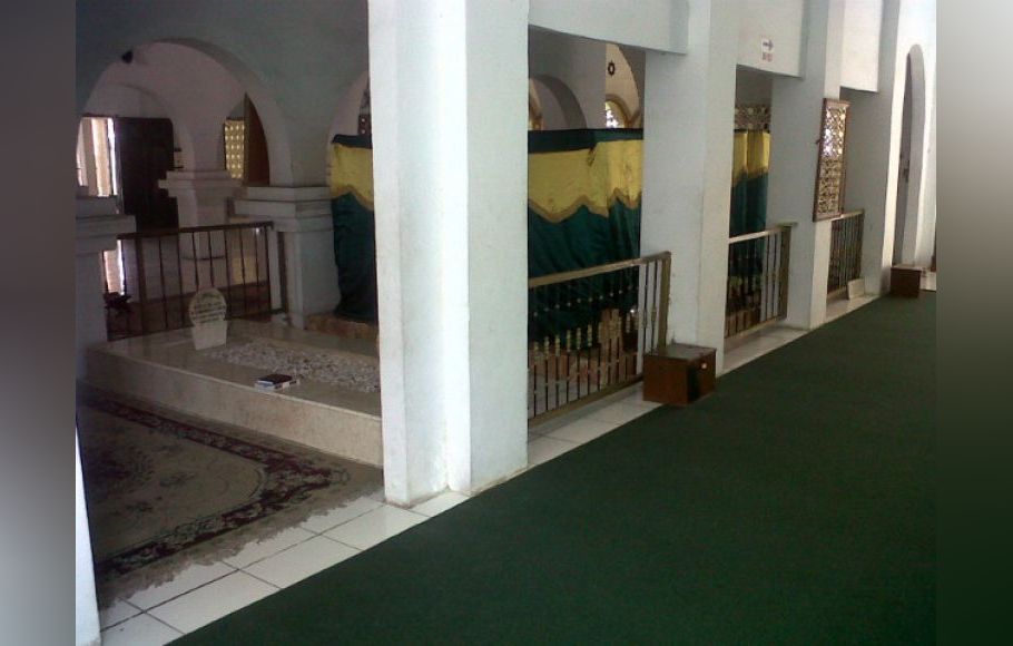 Ziarah Makam Tertua di Masjid Kramat Kampung Bandan 