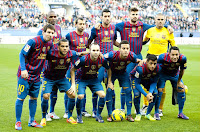 F. C. BARCELONA - Barcelona, España - Temporada 2011-12 - Abidal, Mascherano, Busquets, Piqué, Víctor Valdés; Messi, Alves, Iniesta, Thiago Alcántara, Alexis Sánchez y Adriano - MÁLAGA C. F. 1 (Rondón), F. C. BARCELONA 4 (Messi 3 y Alexis Sánchez) - 22/01/2012 - Liga de 1ª División, jornada 1 (aplazada) - Málaga, estadio de la Rosaleda