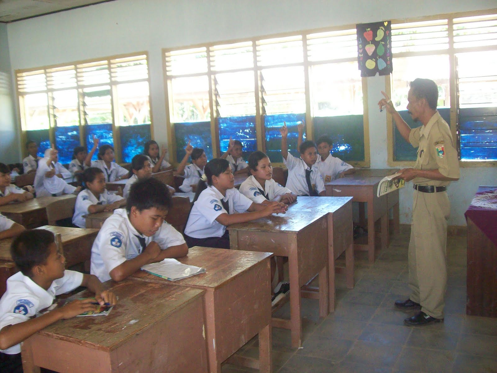 Makalah Pembangunan Sekolah.Contoh Latar Belakang 