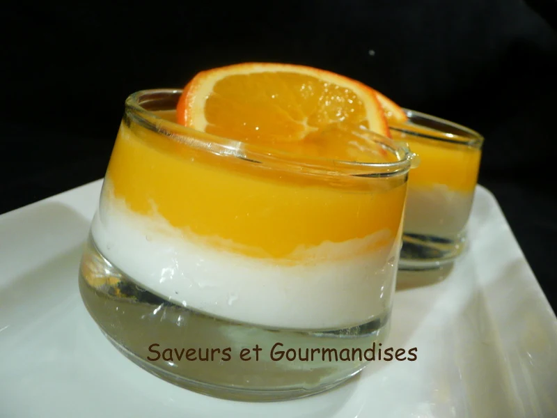 Mhalbi bil Balouza, garni d'une tranche d'orange pour accentuer et mieux apprécier les saveurs agrumes.