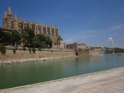 Parc de la Mar and cathedral of Palma de Mallorca