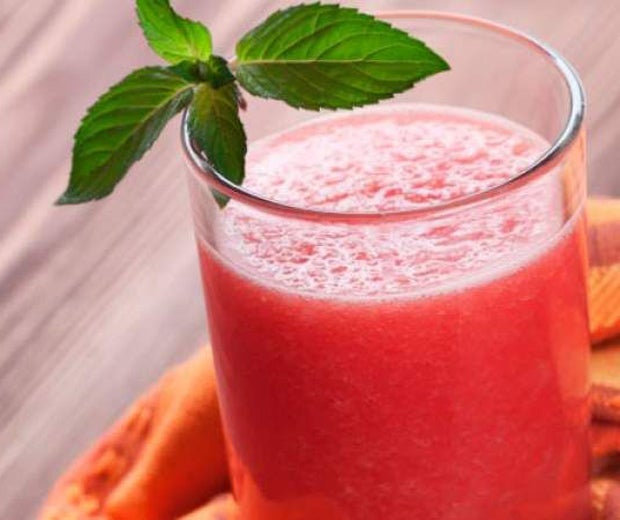 Focada(a) na dieta: aprenda a fazer shake de açaí ou de melancia com chia