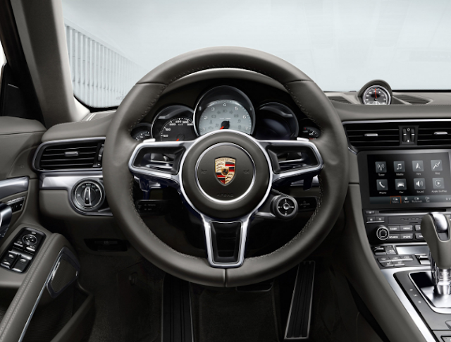 2017 Porsche 911 Carrera 4 Coupe Interior