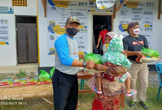 Camat Kedopok menyerahkan bantuan kepada salah seorang warga