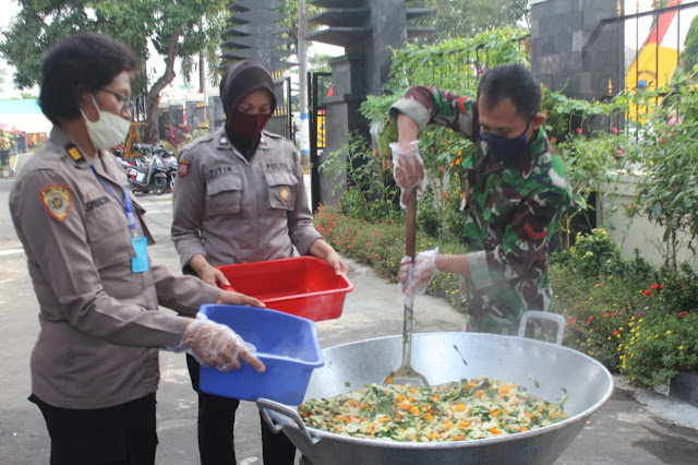 Kodim Karanganyar - HUT Bhayangkara ke 74 Polres Karanganyar Dirikan Dapur Umum