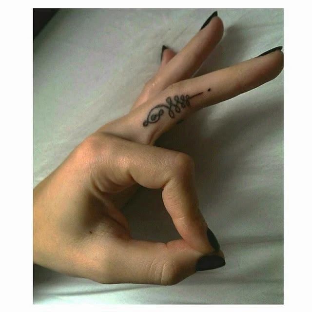 chica con los dedos tatuados 17